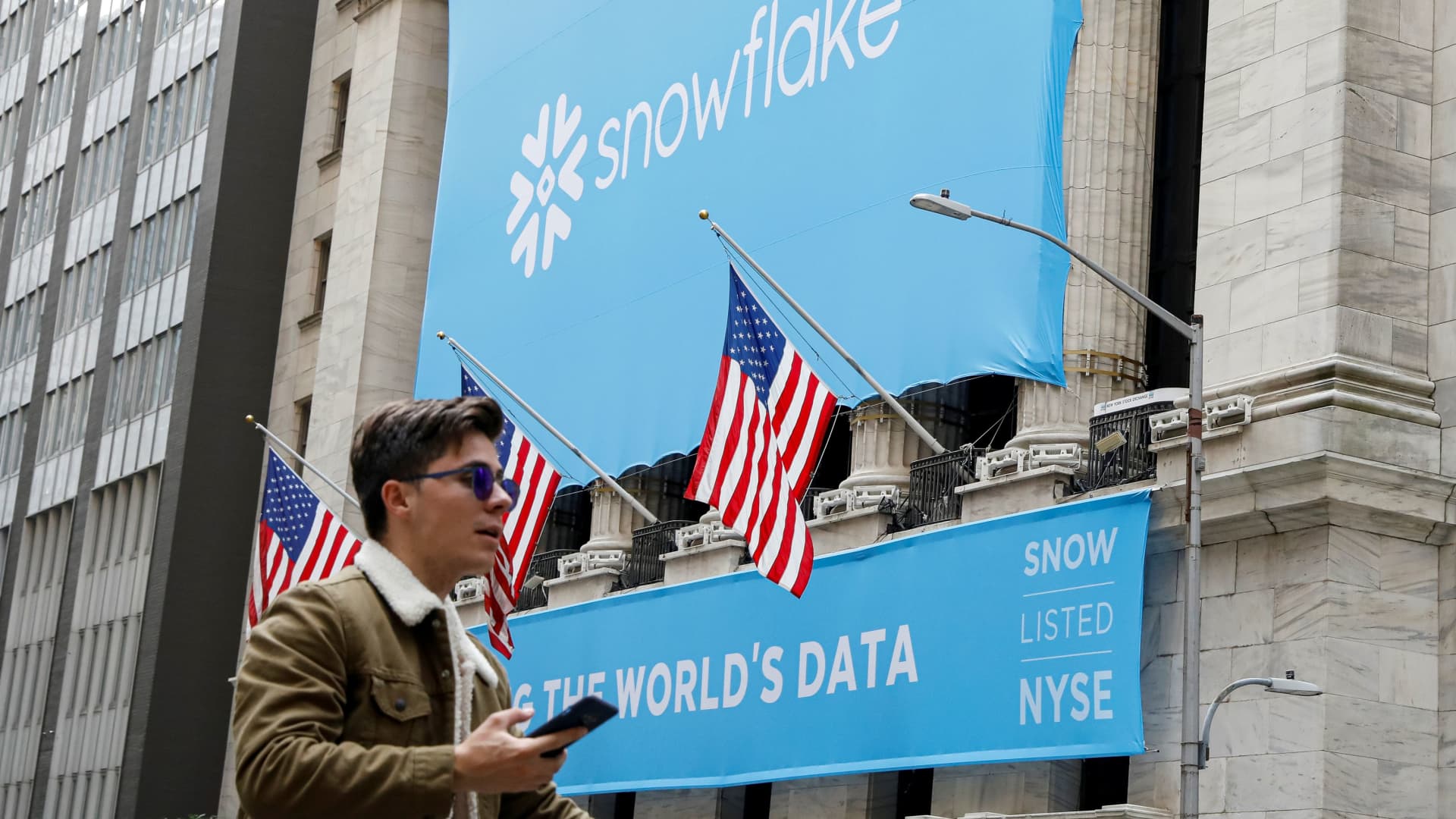 Snowflake shares pop 20% following revenue beat