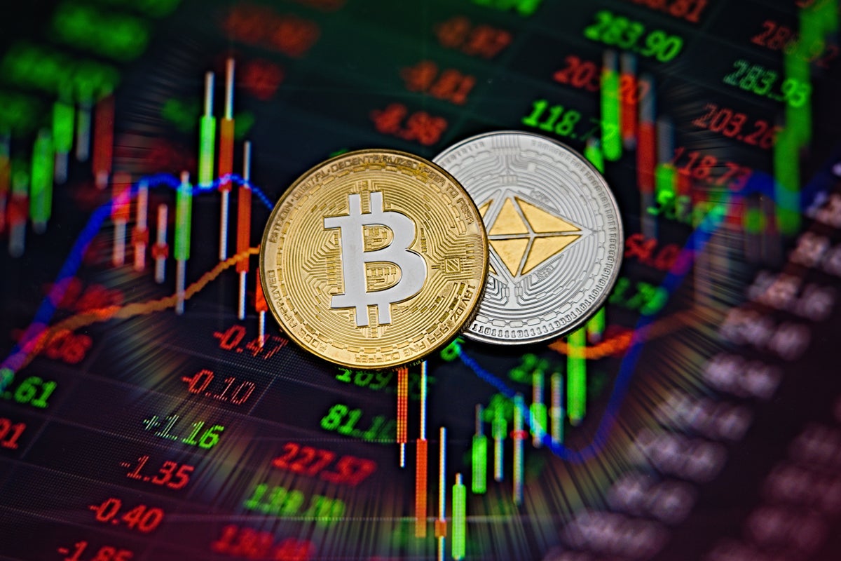 Bitcoin, Ethereum, Dogecoin Rise: Analyst Sees This Week's Fed Meeting As 'Ripping Band-Aid Off' Moment For Apex Crypto - Bitcoin (BTC/USD), Ethereum (ETH/USD), Dogecoin (DOGE/USD)