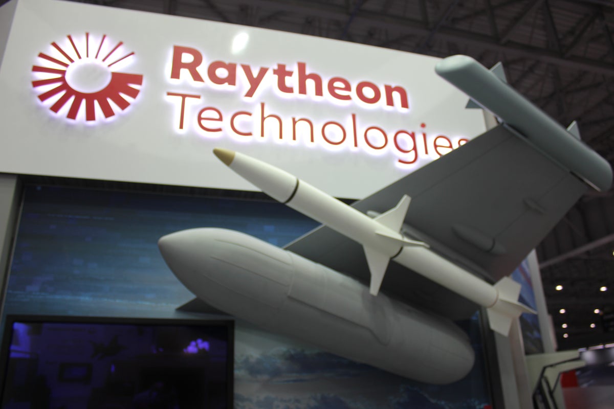 Raytheon Wins $1B Contract To Produce New Hypersonic Weapon For US Air Force - Raytheon Technologies (NYSE:RTX)